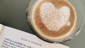 Koffie en een goed boek, alleen welke? Bekijk hier nieuwe reviews.