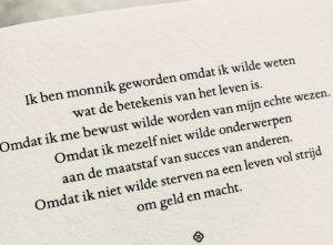 DIngen die je alleen ziet als je er de tijd voor neemt door Haemin Sunim. Ik ben monnik geworden omdat ik wilde weten wat de betekenis van het leven is. Omdat ik me bewust wilde worden van mijn echte wezen. Omdat ik mezelf niet wilde onderwerpen aan de maatstaf van succes van anderen. Omdat ik niet wilde sterven na een leven vol strijd om geld en macht.